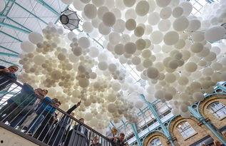 白气球,轻盈飘扬的梦幻之旅